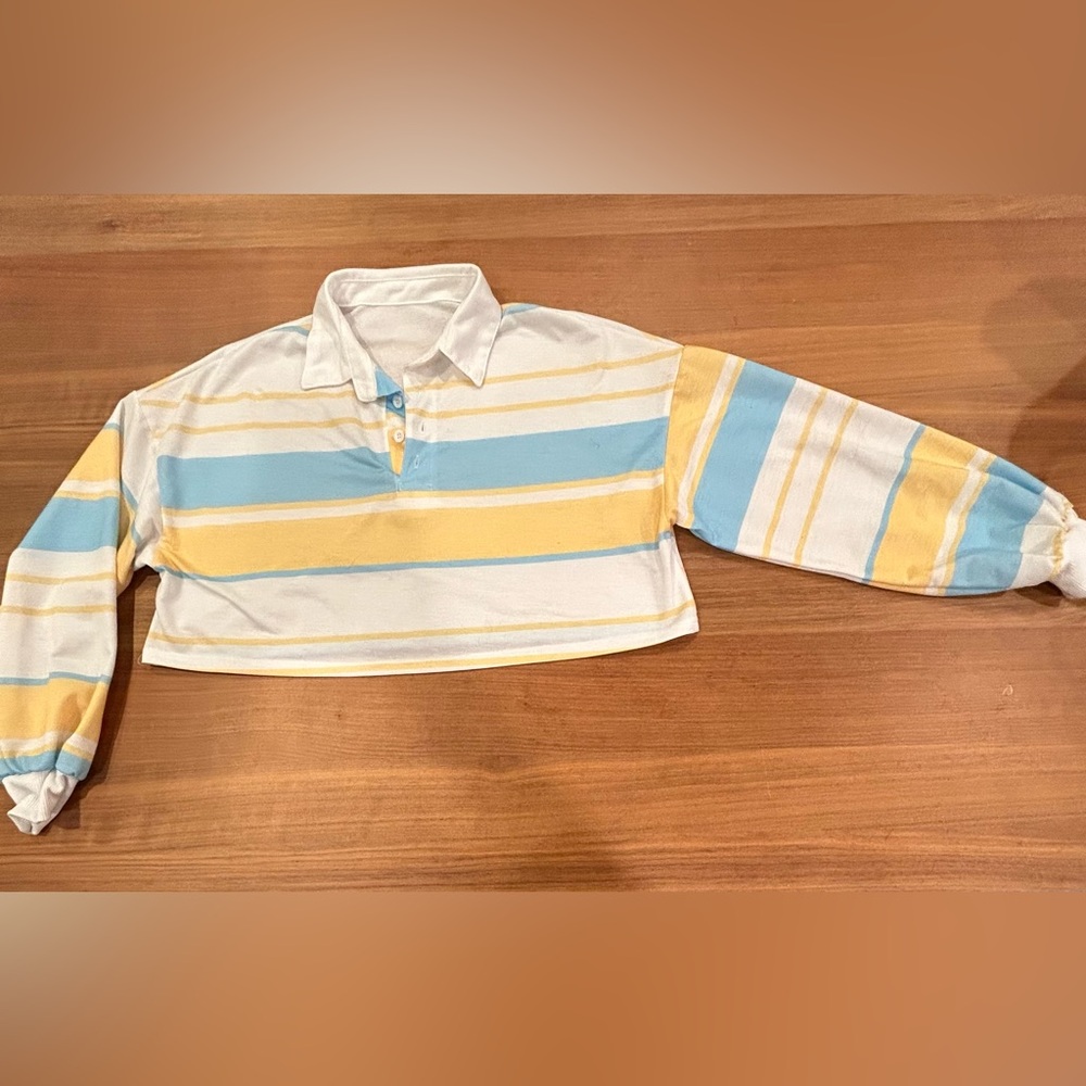 3 x 15$ on select items ! 
Crop top with buttons.Ne items bundled and save